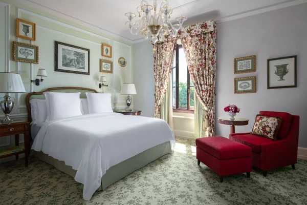 Custom carpets by Ulster Carpets in a Premier Room at the Four Seasons Florence. 