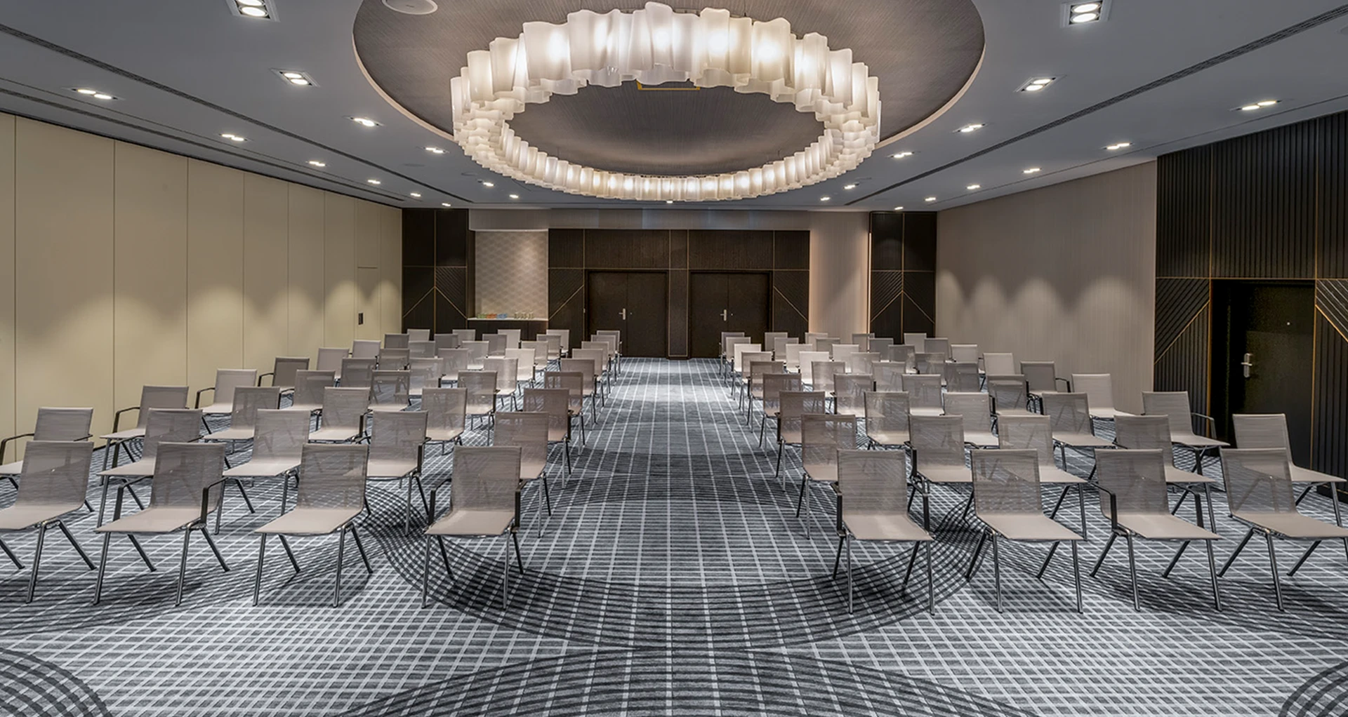 Hero_DoubleTree_by_Hilton_Berlin_Ku'damm_Ulster_Carpets_Custom_Design.png